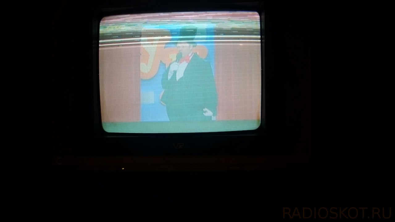 Полоса сверху экрана. Горизонтальные полосы на экране телевизора. Горизонтальные полоски на экране телевизора. Горизонтальная полоса на телевизоре кинескопном. Горизонтальные полосы на экране ЭЛТ телевизора.